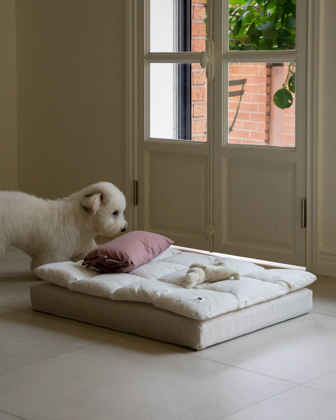 Sophisticated indoor pet bedding set with a durable and stylish fabric finish.
