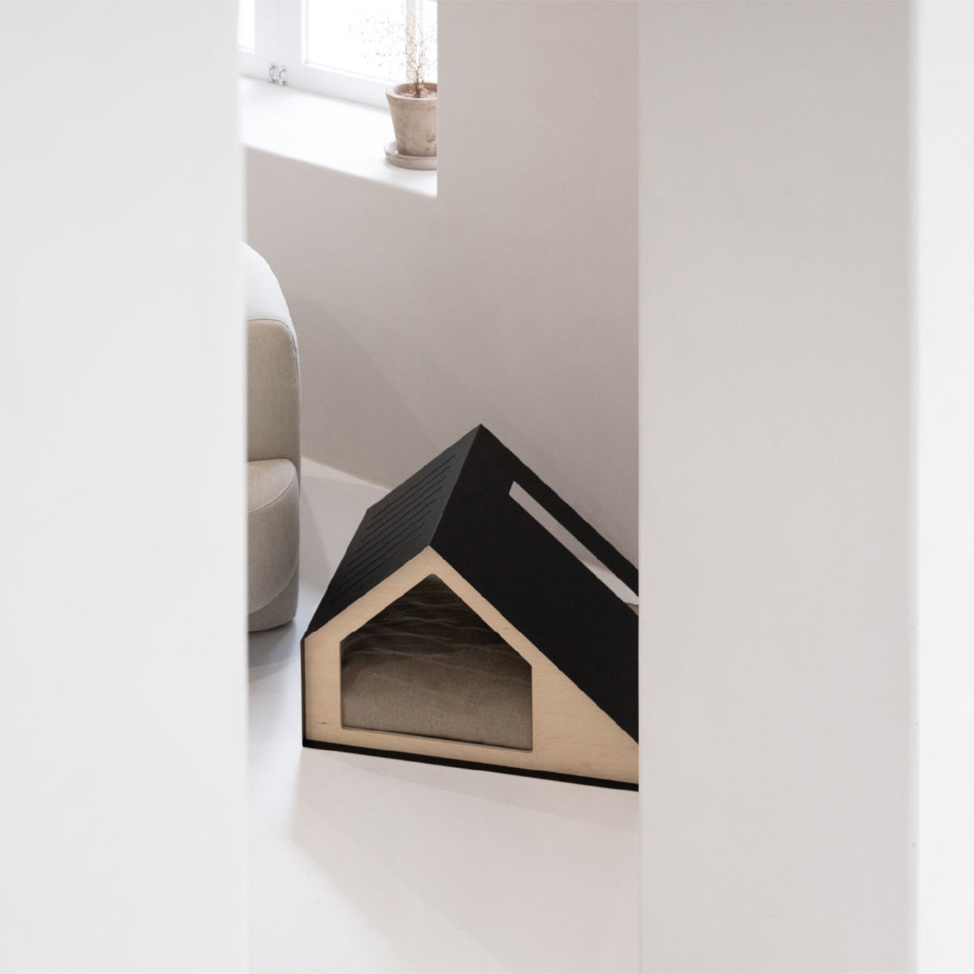 Deauville pet house placed in an indoor space, harmonizing with surrounding furniture.